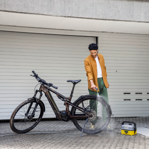 جهاز التنظيف المتنقل كارشر OC 3 – يعمل بالبطارية – خزان مياه مدمج