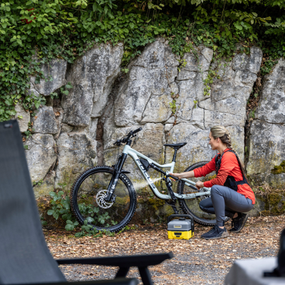 جهاز التنظيف المتنقل كارشر OC 3 – يعمل بالبطارية – خزان مياه مدمج