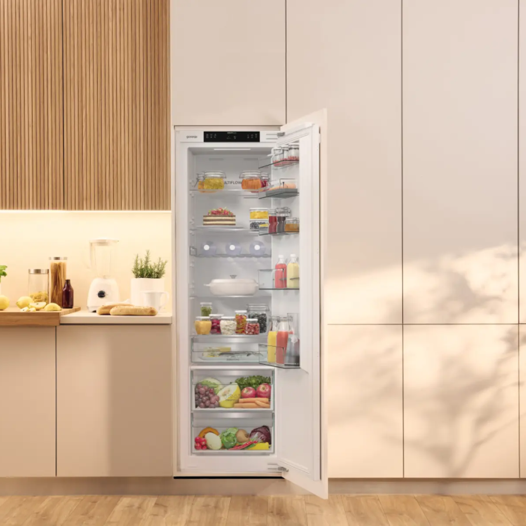 ثلاجة بلت إن جورينيا (Gorenje) 300 لتر بتقنية الذكاء الاصطناعي AdaptTech ومفصلات Door to Door – موديل RI517E62WF