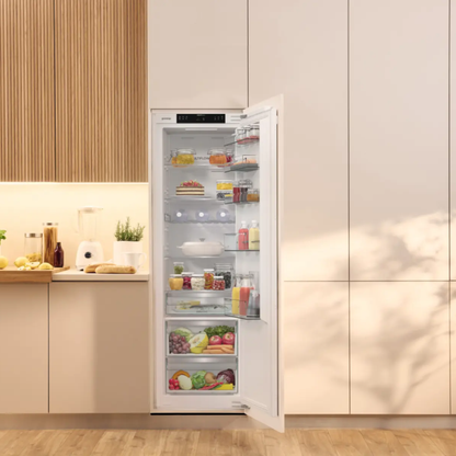 ثلاجة بلت إن جورينيا (Gorenje) 300 لتر بتقنية الذكاء الاصطناعي AdaptTech ومفصلات Door to Door – موديل RI517E62WF